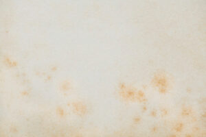 Wand mit gelben Flecken