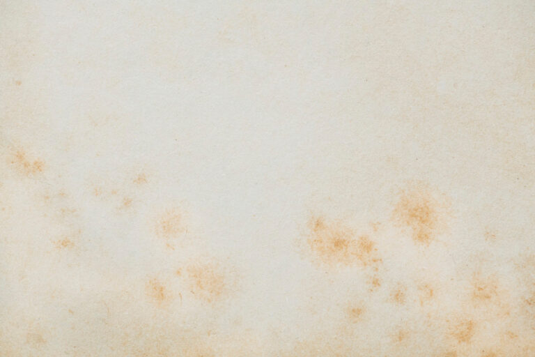 Wand mit gelben Flecken