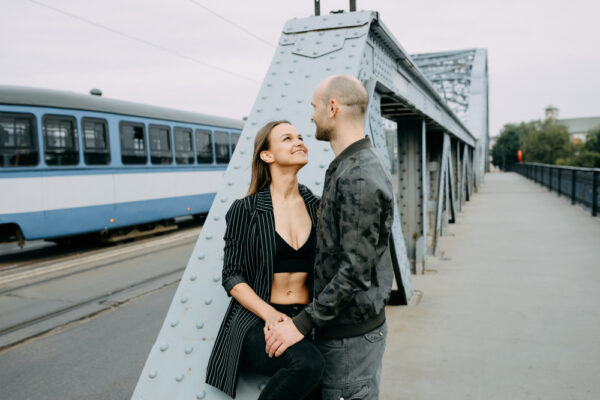 Päärchen steht auf dem Bahnsteig - Symbolbild für Tipps für eine Fernbeziehung.