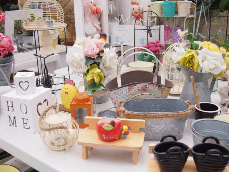 Ein Tisch mit Flohmarktsachen als Symbolbild für den Ratgeber: Flohmarkt Tipps für Anfänger