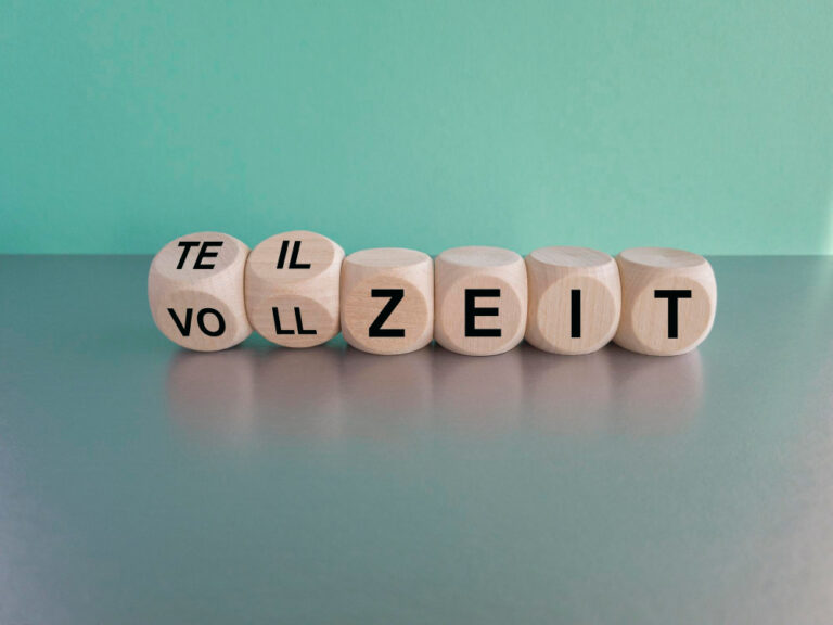 Holzwürfel, die zwischen Voll- und Teilzeit gedreht sind als Symbolbild für den Ratgeber Arbeitszeit von 40 auf 35 Stunden reduzieren.