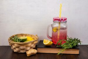 Infused Water und ein Korb voll Zutaten als Symbolbild zu Alternativen zu Wasser.