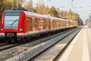 S-Bahn in Deutschland auf dem Nebengleis am Bahnsteig als Symbolbild für den Ratgeber: Deutschlandticket kündigen