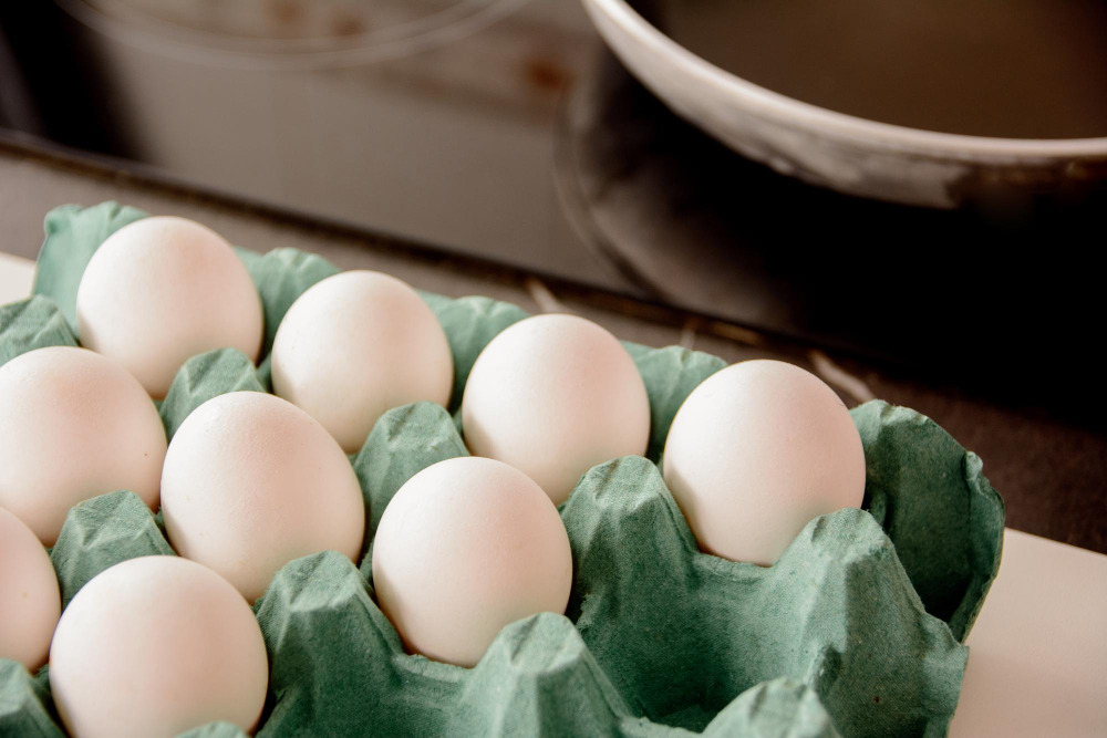 Eier im Karton auf dem Küchentisch als Symbolbild für den Ratgeber: Wie lange sind Eier haltbar?