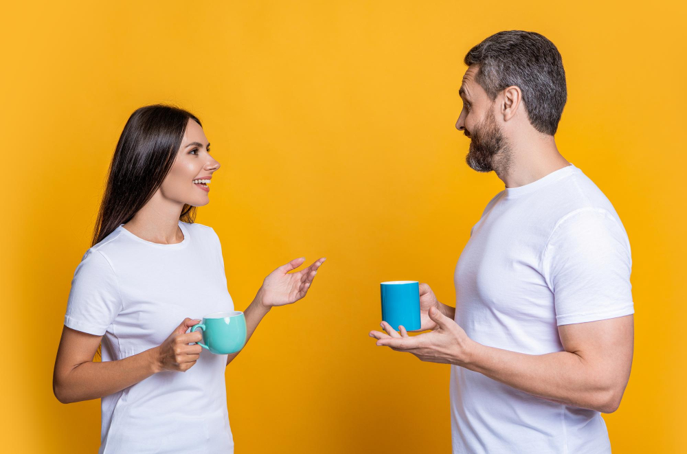 Mann und Frau bei einer Kaffeepause unterhalten sich als Symbolbild für den Ratgeber: Steht er auf mich?