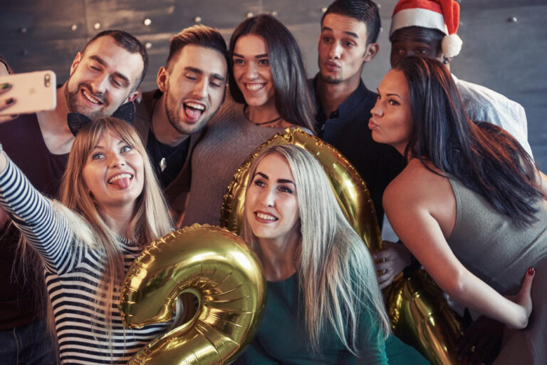 Junge Menschen, die Geburtstag feiern