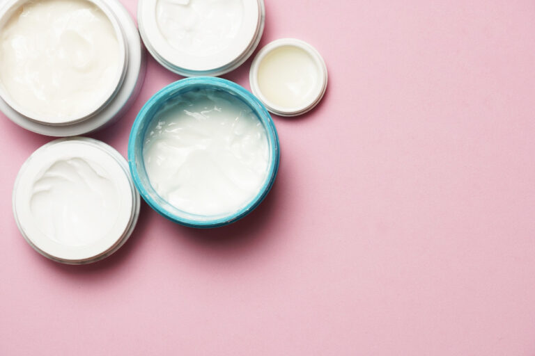 Creme und Salbe in Tigeln als Symbolbild für den Ratgeber: Was ist der Unterschied?