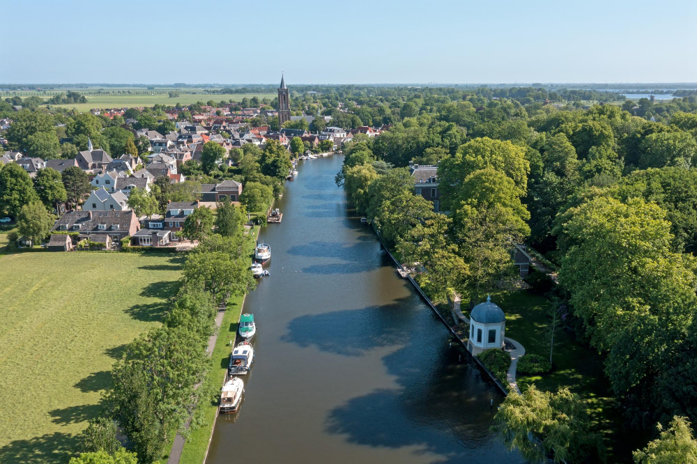 Eine Stadt in den Niederlanden, die von einem Fluss durchzogen wird als Symbolbild für den Beitrag: Stadt-Land-Fluss-Kategorien