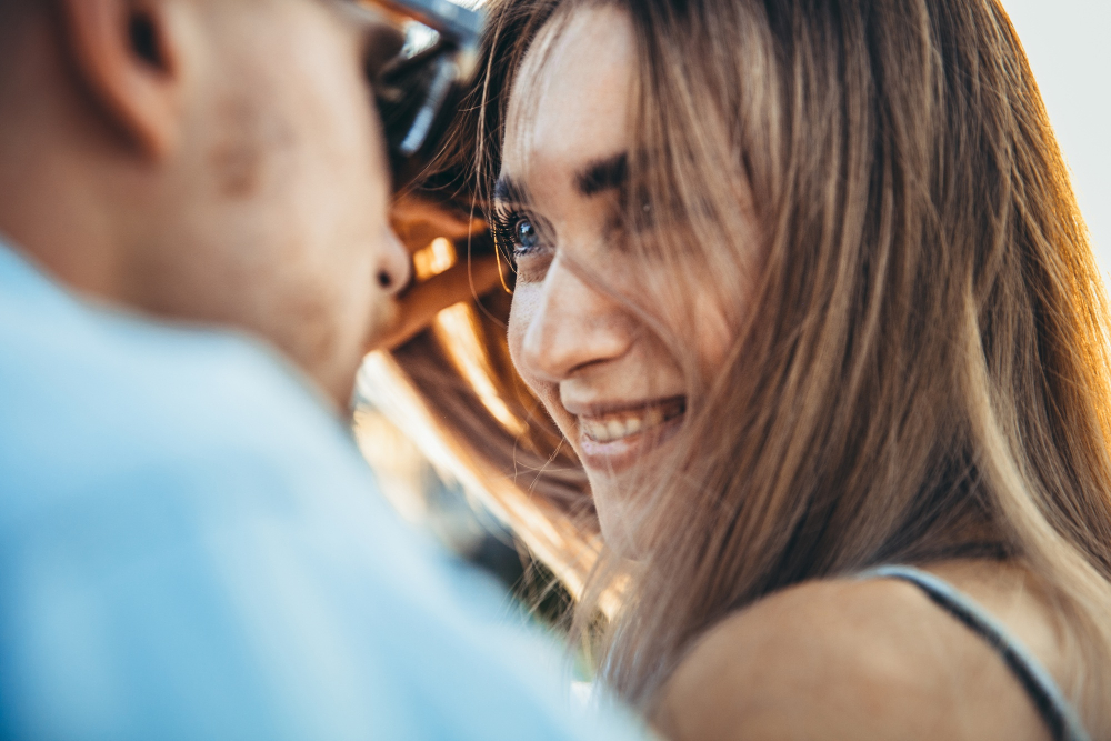 Junge Frau sieht jungen Mann sehr intensiv an als Symbolbild für den Ratgeber: Liebe auf den ersten Blick: Gibt es das wirklich?