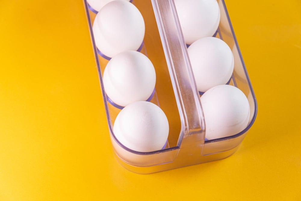Eier auf gelbem Grund als Symbolbild für den Ratgeber: Ei in der Mikrowelle zubereiten