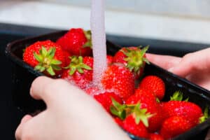 Erdbeeren richtig waschen