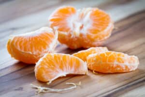 Ist die weiße Haut bei Mandarinen gesund?