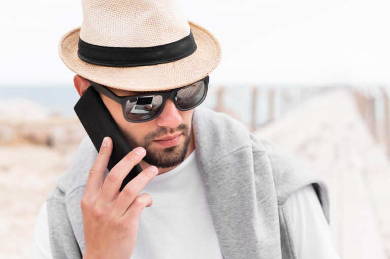 Ein Mann mit Sonnenbrille und Hut tätigt einen Anruf als Symbolbild für Ratgeber: Wie kann man anonym anrufen