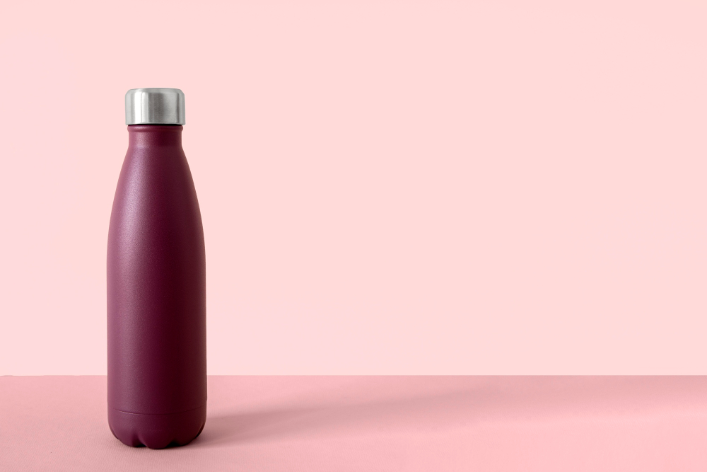 Moderne Trinkflasche in Fuchsia als Symbolbild für den Ratgeber: Welche Trinkflasche ist für Kohlensäure geeignet?