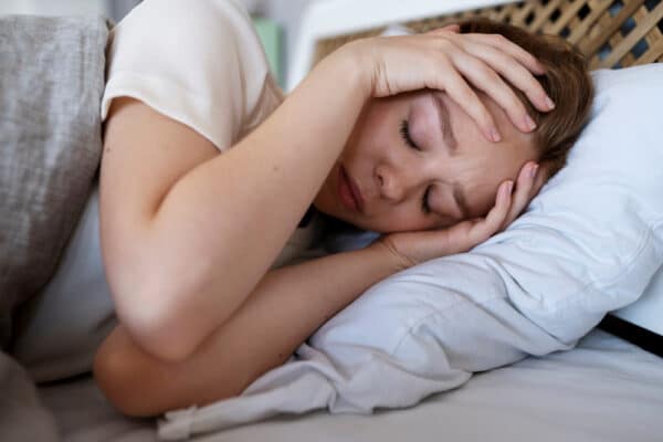 Frau mit Schlafproblemen als Symbolbild für das Thema: Besser durchschlafen.