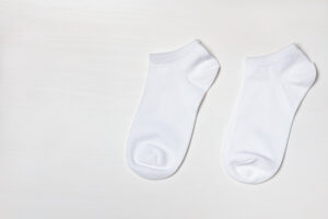 Weiße Socken auf weißem Grund als Symbolbild für den Ratgeber: Weiße Socken waschen.