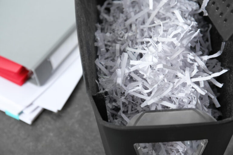 Aus einem Aktenvernichter stammende Papierschnipsel in einem Plastikmülleimer als Symbolbild für Ratgeber: Akten richtig vernichten