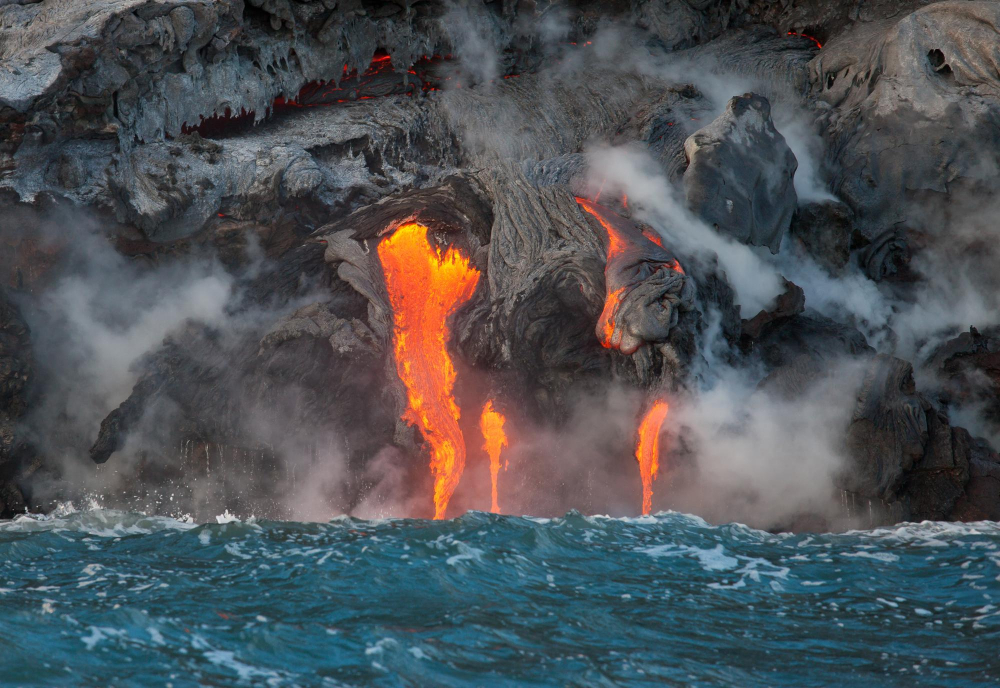 Lava läuft ins Meer - Symbolbild für woher das Salz ins Meer kommt