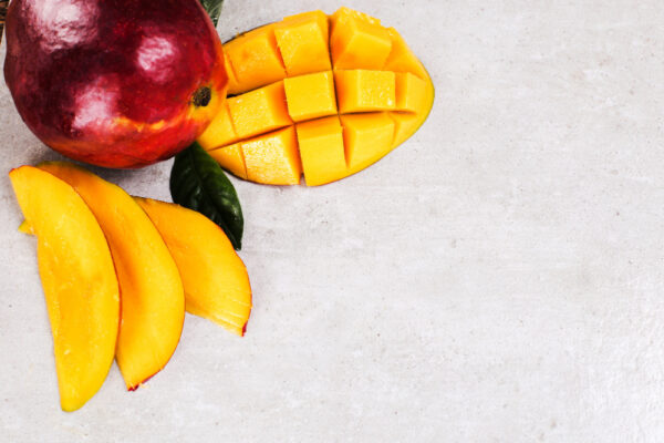 Geschnittene Mango in Streifenform und in Igel-Technik als Symbolbild für den Ratgeber: Wie schneidet man eine Mango?