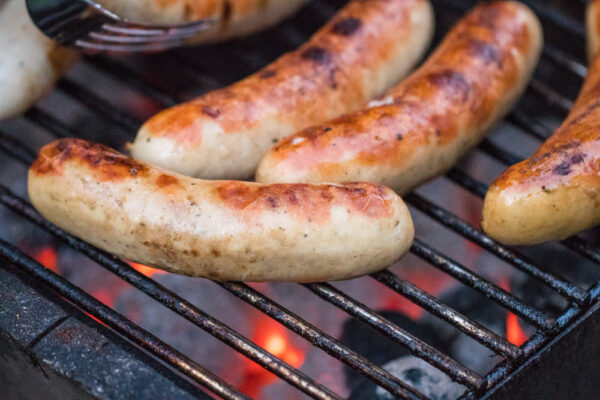 Bratwurst auf dem Grill als Symbolbild für Ratgeber: Unterschied zwischen grober und feiner Bratwurst