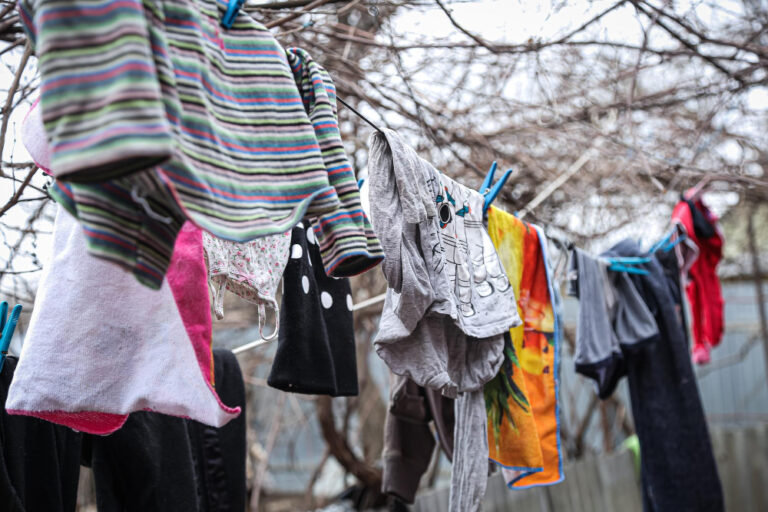 Wäsche hängt im Winter auf einer Wäscheleine draußen