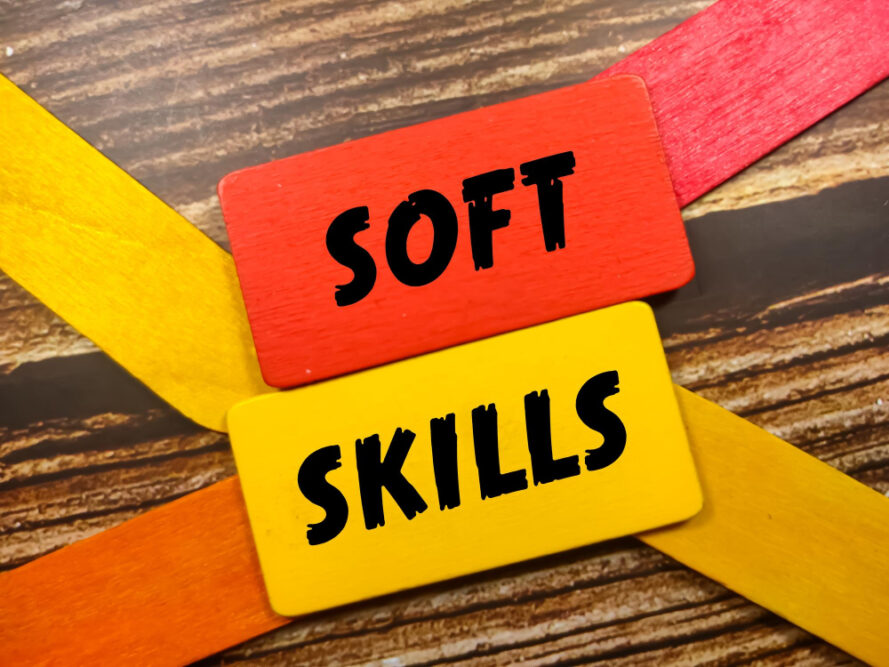 Schriftzug auf Holzplättchen: Soft Skills als Symbolbild für den Ratgeber: Soft Skills und ihre Bedeutung