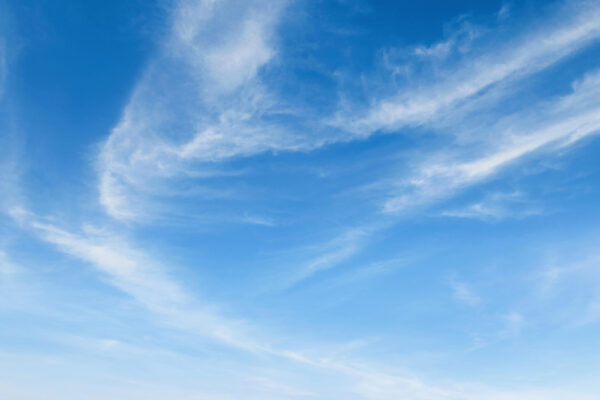 Blick in den Himmel, der die Farbe Blau hat