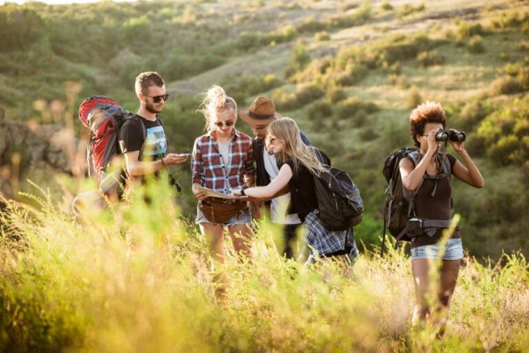 Freunde, die sich draußen vergnügen symbolische für Outdoor-Aktivitäten.