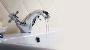Waschbecken samt Überlauf.