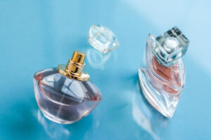 Zwei Flakons mit verschiedenen Düften als Symbolbild für den Ratgeber: Was ist der Unterschied zwischen Eau de Toilette und Eau de Parfum?