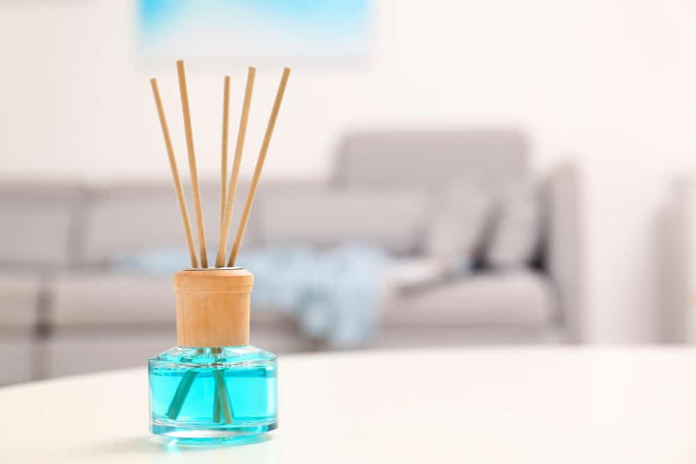 Duftstäbchen als Symbolbild für den Ratgeber Hausmittel für guten Duft in der Wohnung