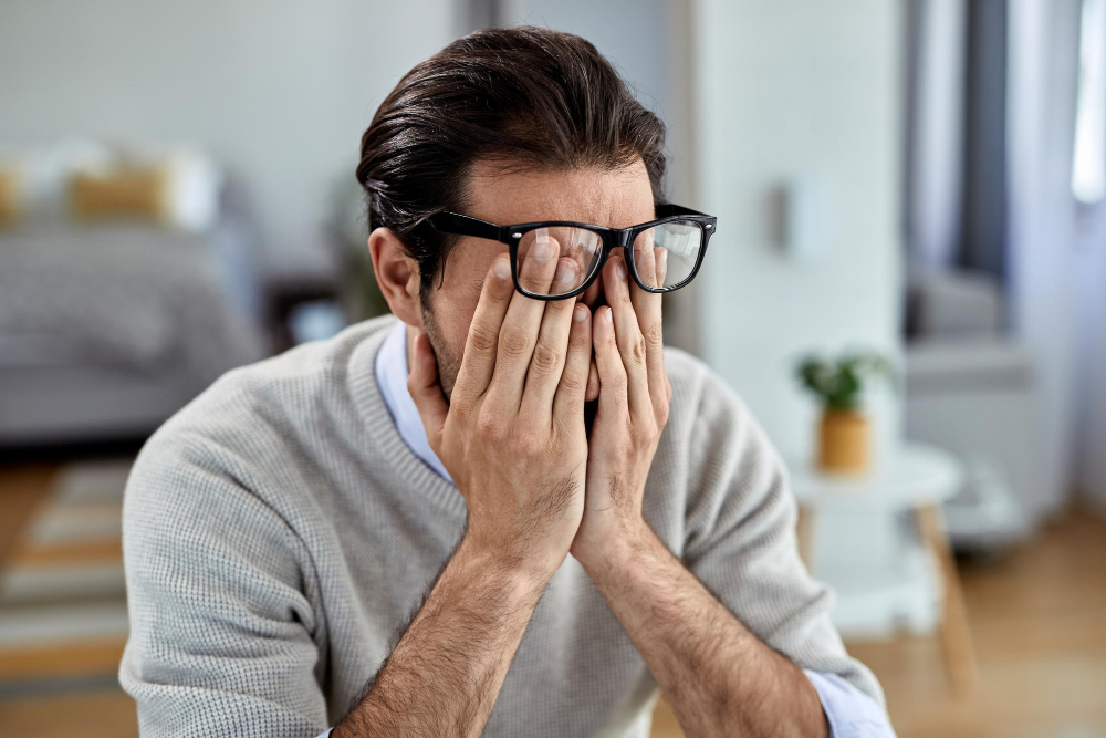 Mann reibt sich die Augen unter der Brille als Symbolbild für den Ratgeber: Tipps gegen Nervosität