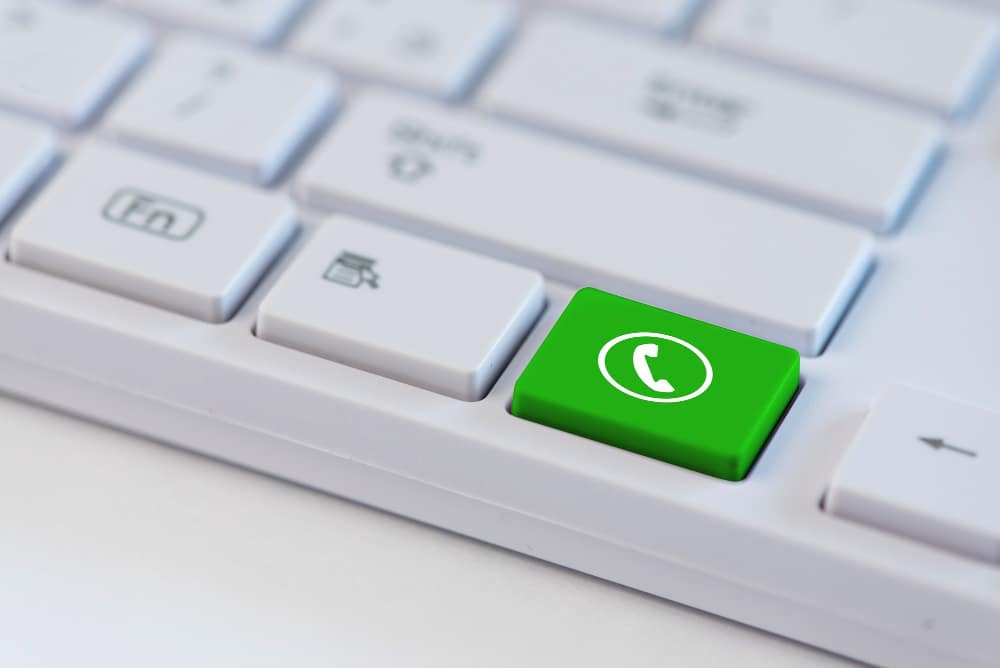 Grüne Taste mit WhatsApp-Symbol auf einer Tastatur als Symbolbild für den Ratgeber: WhatsApp Web