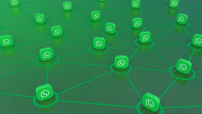 Ein Verbindunggitter mit WhatsApp Symbolen als Symbolbild für den Ratgeber: Was bedeutet der grüne Kreis bei WhatsApp?