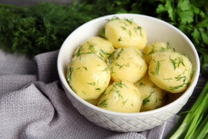 Schale gekochter Kartoffeln als Symbolbild für den Ratgeber Wie lange sind gekochte Kartoffeln haltbar?