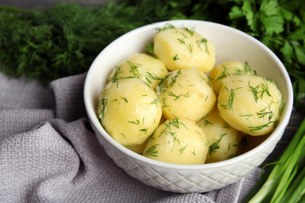 Schale gekochter Kartoffeln als Symbolbild für den Ratgeber Wie lange sind gekochte Kartoffeln haltbar?