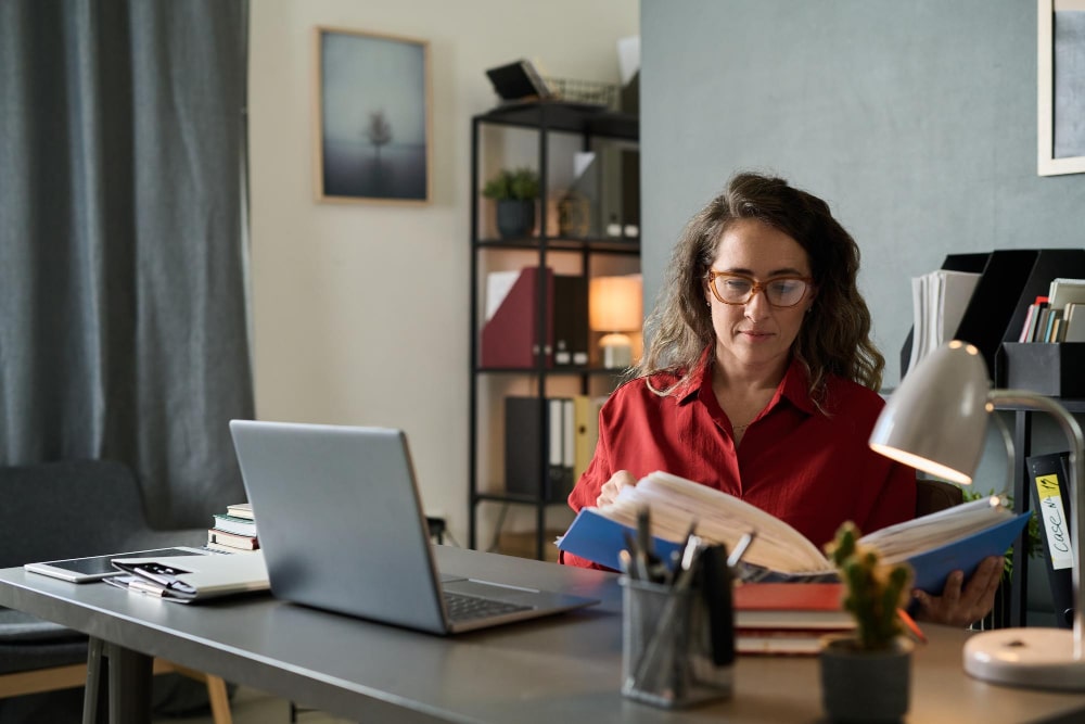 Frau arbeitet am Schreibtisch im Homeoffice - Symbolbild für Teilzeitjobs für Mütter im Homeoffice