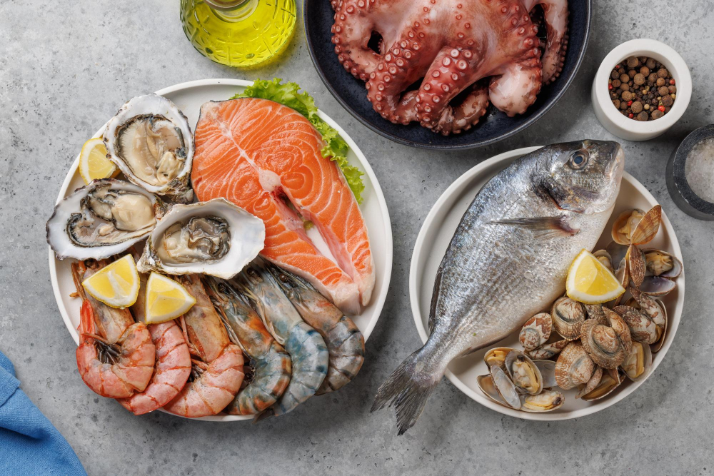 Verschiedene Gerichte aus dem Meer, u. a. Garnelen und Fisch - Symbolbild für Schwangerschaft und Fisch