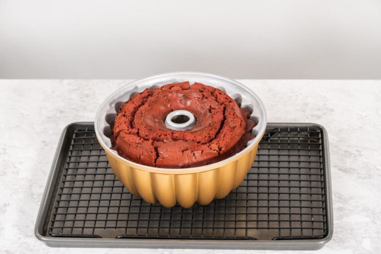 Fertiger Kuchen in einer Guglhupfform auf einem Sturzgitter als Symbolbild für den Ratgeber: Kuchen aus der Form lösen
