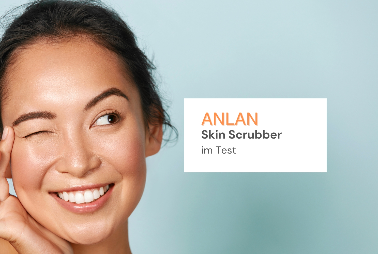 Junge Frau mit makelloser Haut und dem Schriftzug ANLAN Skin Scrubber im Test