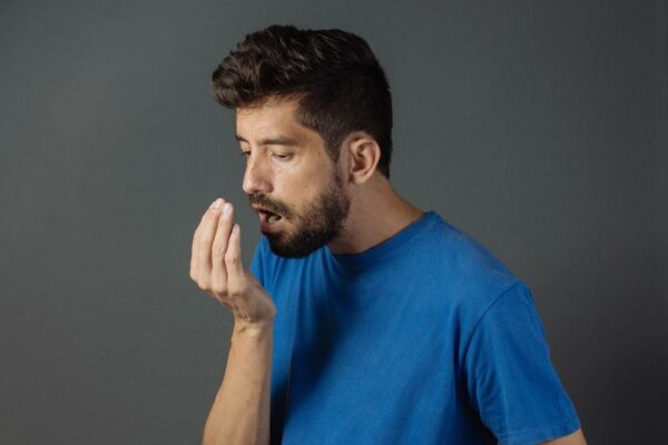 Aufwachen mit weißen Krümeln im Mund - oft sind Tonsilien das Problem