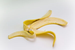 Bananenschale auf hellem Hintergrund.