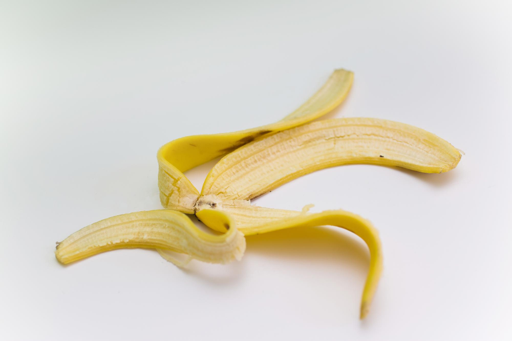 Bananenschale auf hellem Hintergrund.