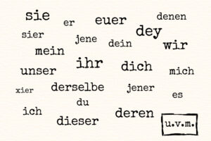 Verschiedene deutsche Pronomen in Schreibmaschinen-Schrift auf hellem Hintergrund, darunter klassische wie „sie“, „wir“, „ich“, „du“ und genderneutrale wie „dey“, „xier“, „sier“.
