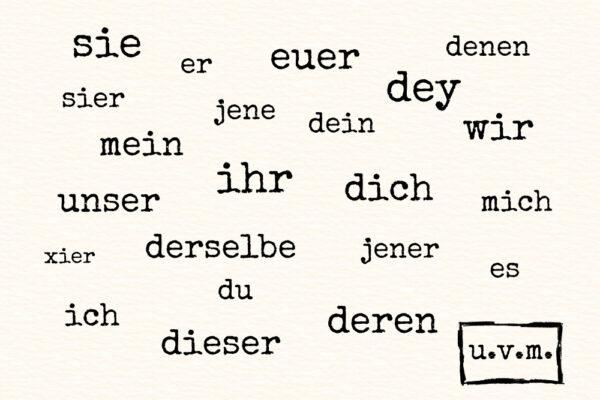 Verschiedene deutsche Pronomen in Schreibmaschinen-Schrift auf hellem Hintergrund, darunter klassische wie „sie“, „wir“, „ich“, „du“ und genderneutrale wie „dey“, „xier“, „sier“.