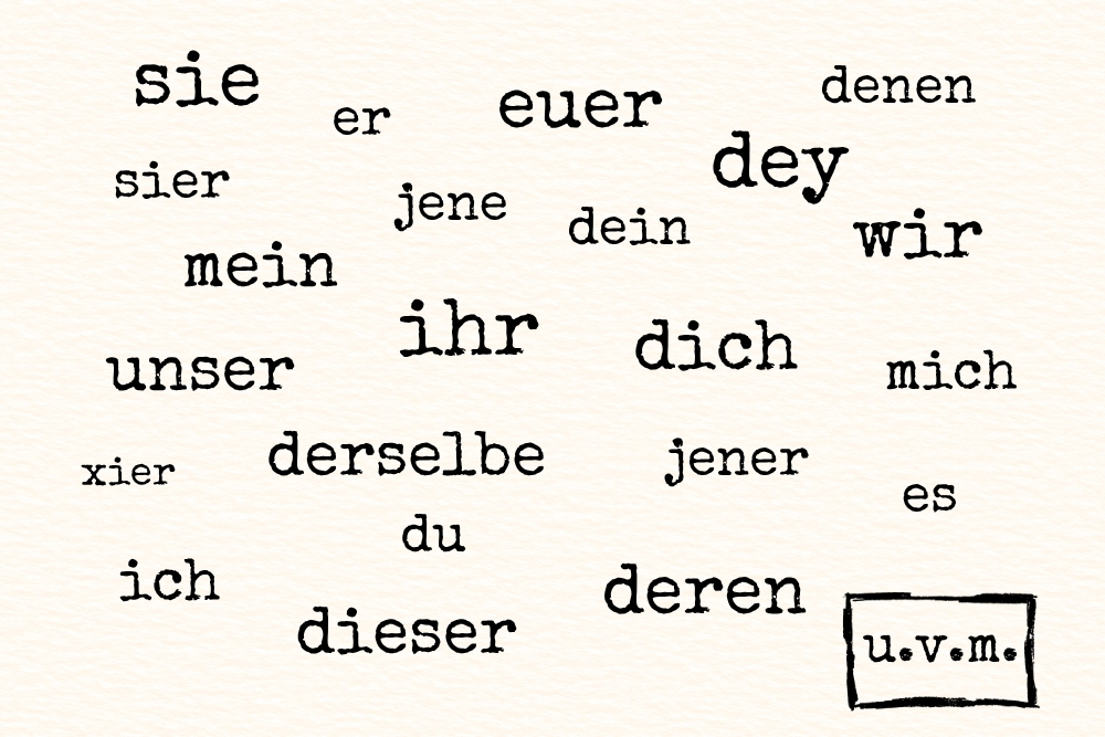 Verschiedene deutsche Pronomen in Schreibmaschinen-Schrift auf hellem Hintergrund, darunter klassische wie „sie“, „wir“, „ich“, „du“ und genderneutrale wie „dey“, „xier“, „sier“.