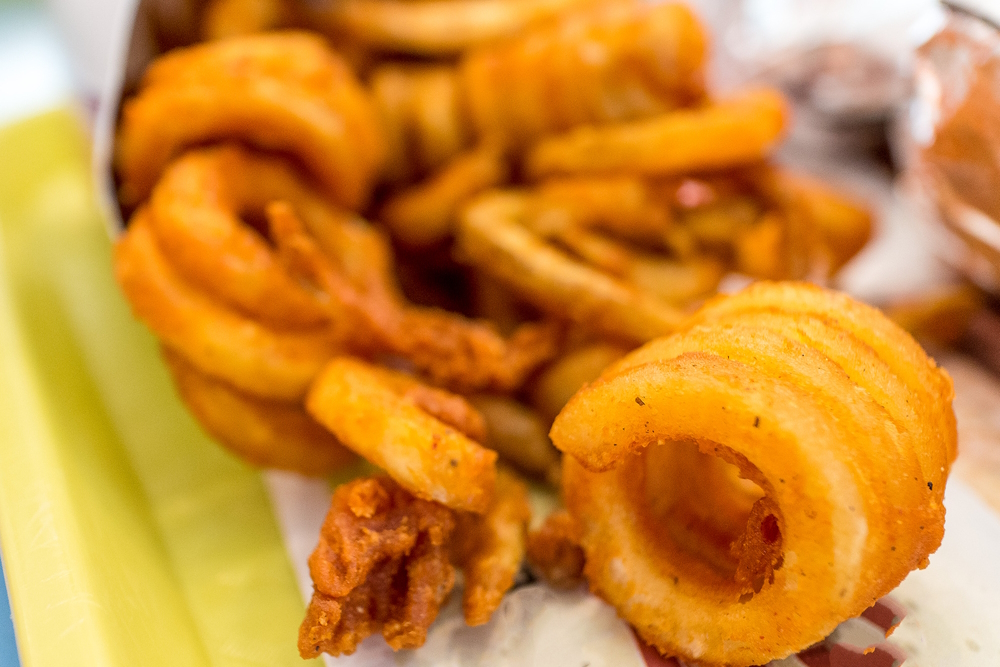 Knusprige Curly Fries, perfekt zubereitet im Airfryer, serviert auf einem Teller.