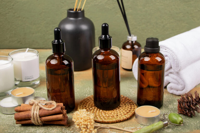 DIY Massageöl neben entspannenden Gegenständen wie Handtücher, Duftstäbchen und Kerzen.