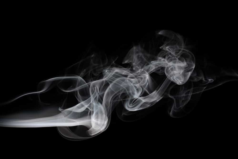Rauch auf schwarzem Grund als Symbolbild zum Ratgeber Alternative zu Zigaretten.