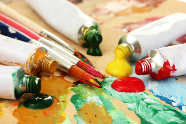 Verschiedene Tuben Acrylfarbe teilweise ausgedrückt als Symbolbild für den Ratgeber: Acrylfarbe entfernen